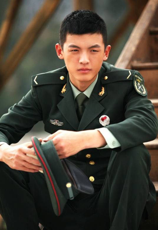 左轮（军旅电视剧《麻辣女兵》的男主角）