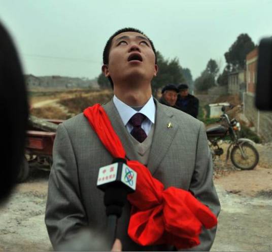 何鹏（2001年因农行云南省分行计算机系统发生故障而盗刷现金案当事人）