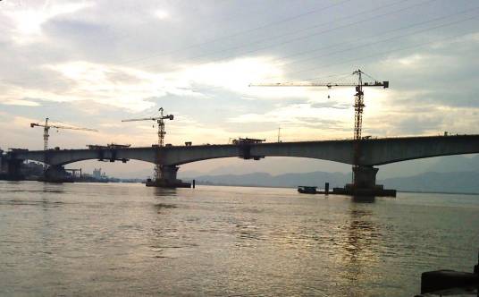 乌龙江大桥（福建省福州市乌龙江下游峡口处的大桥）