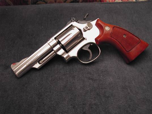 S W M66左轮手枪