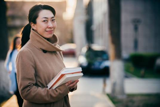 翁佳（中国传媒大学播音系教授）