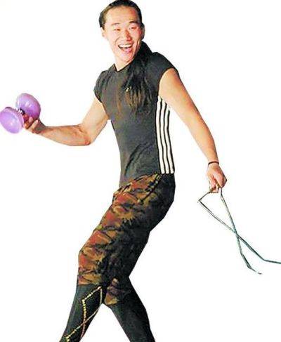 周天（中国民间杂技家）