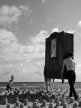 两个男人和一个衣柜