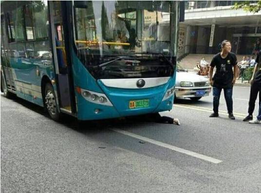 7·22济南公交车撞行人事故
