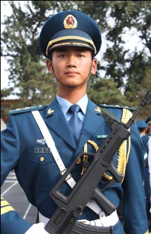 马常利（三军仪仗队护旗手）