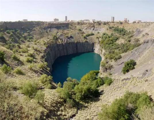 南非金伯利钻石矿坑