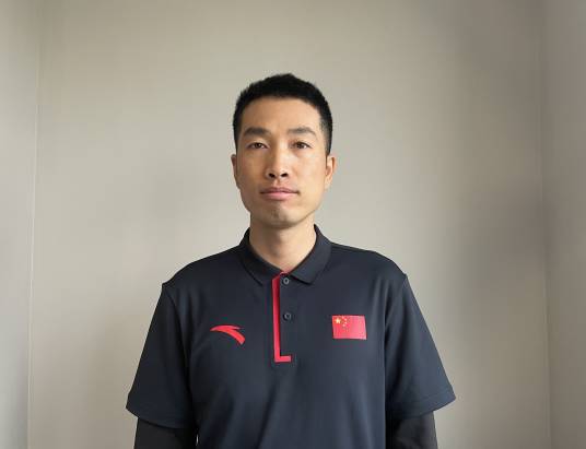 刘新雨（中国残奥高山滑雪国家队教练员兼打蜡师）