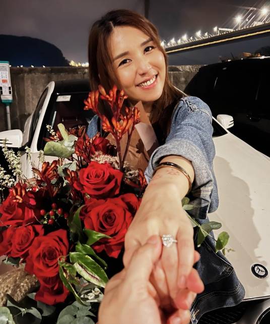 Samantha（中国香港男演员黄嘉乐的妻子）