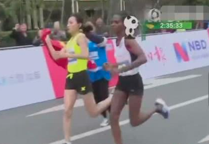 马拉松递国旗事件