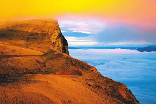 龙头山（四川凉山彝族自治州美姑和雷波两县交界处山脉）
