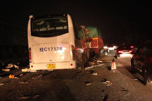 4·2二广高速四会段车祸事故