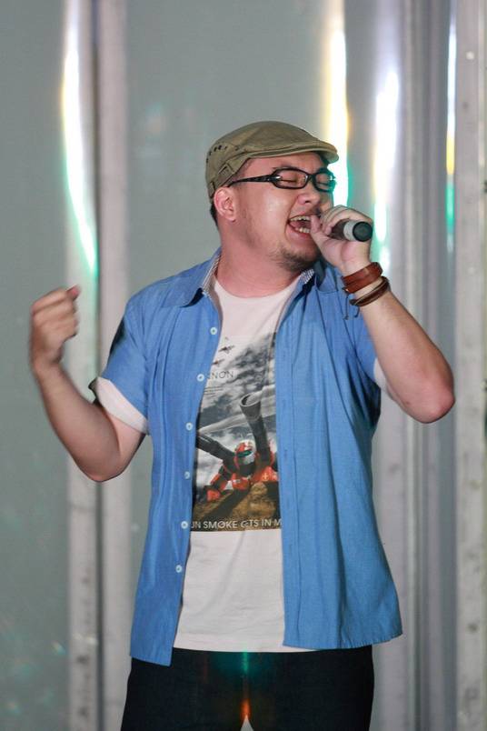 曾威豪（中国台湾男平面设计师、歌手）