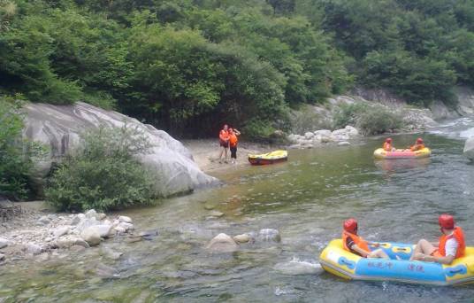 英山桃花冲漂流