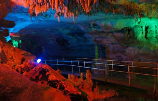 月亮洞（陕西省山阳县西杨地镇景观）