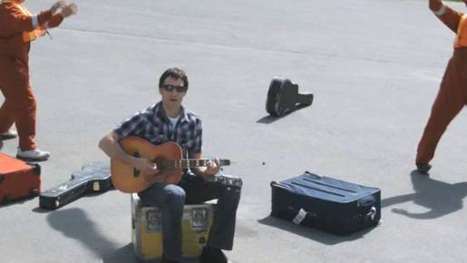 美联航弄坏吉他