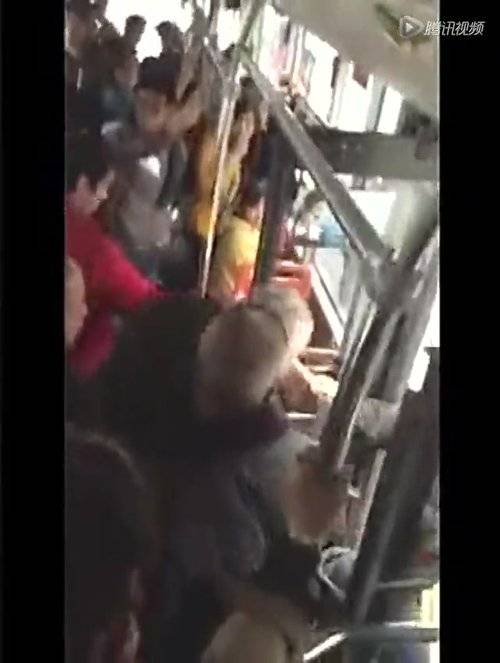 老人暴打未让座女孩