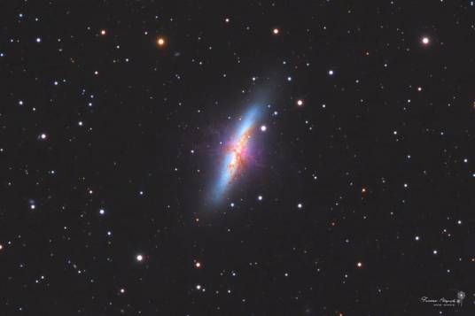 M82（位于大熊座的星暴星系）
