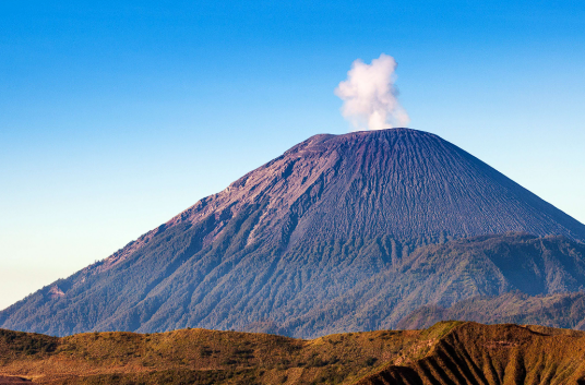 塞梅鲁火山