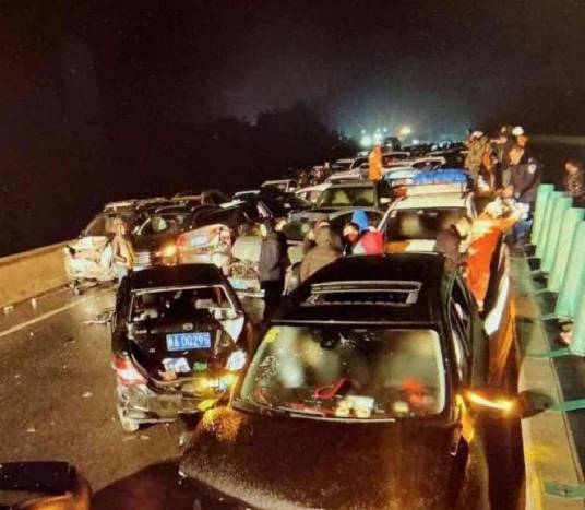 2·9贵州高速连环追尾事故