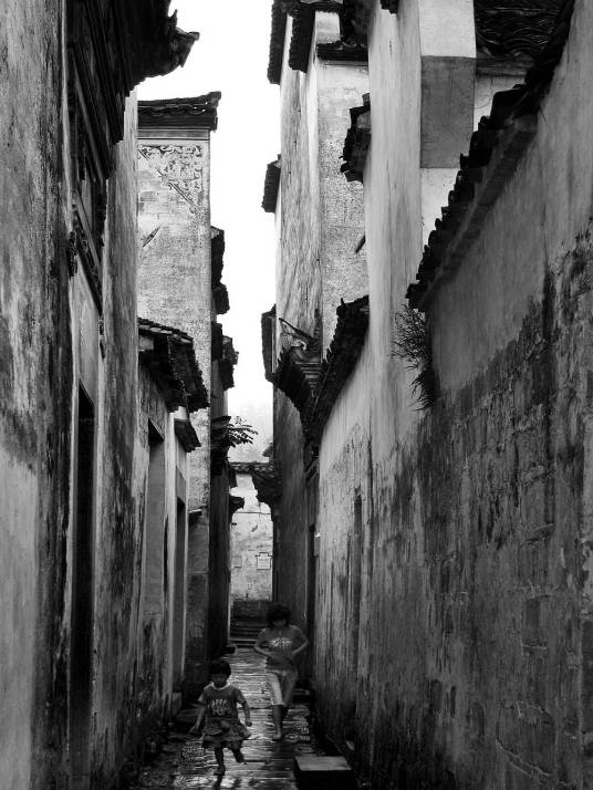 小巷深处（林莉创作的散文）