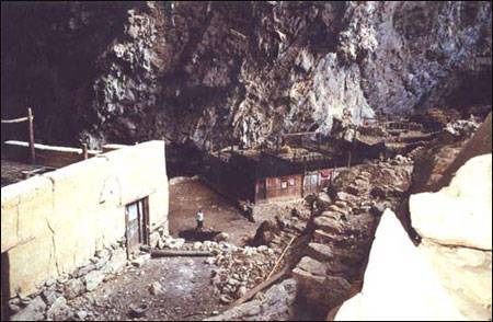 穴居人（中国云南穴居人）