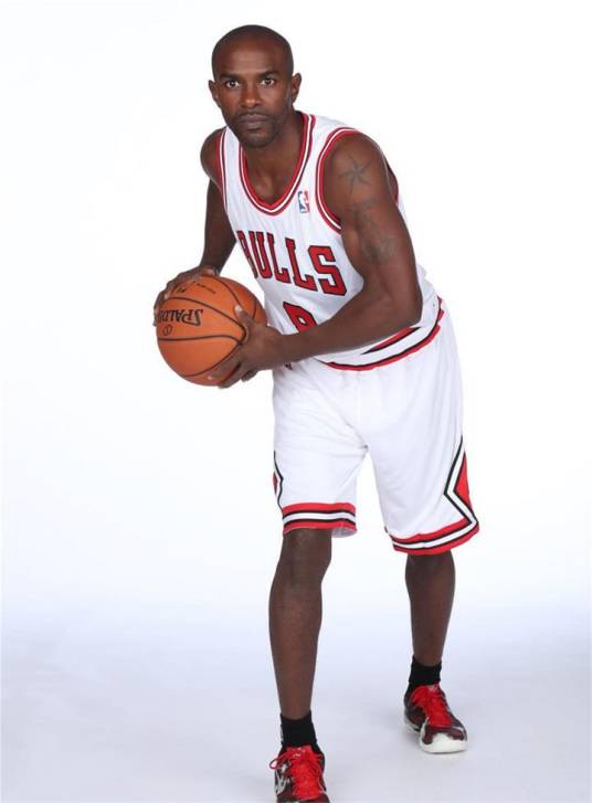 迈克·詹姆斯（1975年6月出生的美国男子篮球运动员）