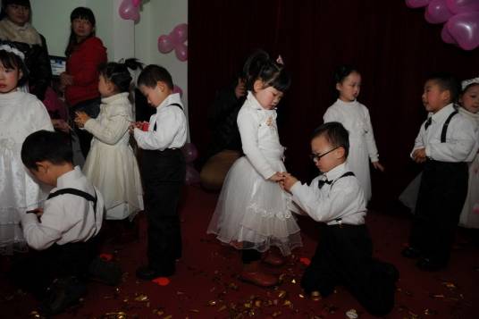 幼儿集体婚礼