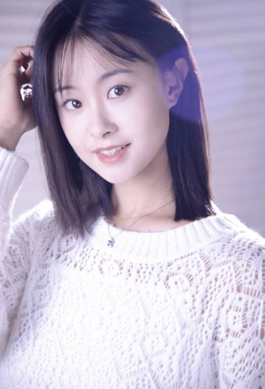 卢云（中国内地女歌手、演员，执行导演）