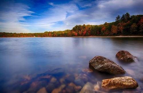 瓦尔登湖（美国马萨诸塞州康科特附近的湖泊）