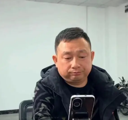 李丰强（湖北某游泳设施公司董事长）