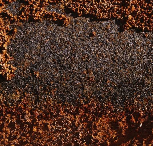 锈（金属表面所产生的氧化物）