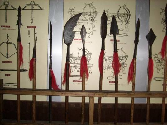 古代兵器（古代进攻性兵器和防护装具的总称）