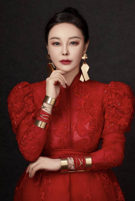 石梅（中国青年女歌唱家、中国民主建国会会员、中国音乐家协会会员、中国杂技家协会会员、世界杰出华人艺术家）