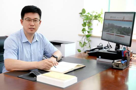 李伯伟（齐鲁师范学院原党委委员、副院长）