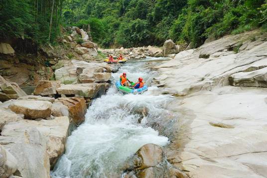 安吉仙龙峡漂流