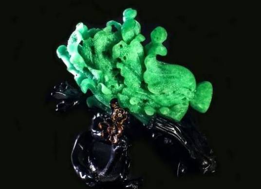 祖母绿（铍铝硅酸盐形成的宝石）