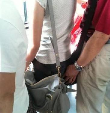 男子地铁自慰事件