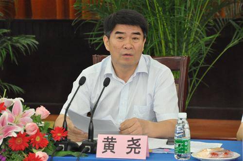 黄尧（江苏省张家港市委原常委、副市长）