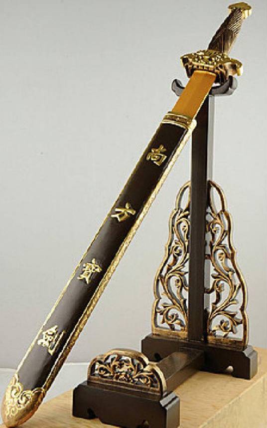 尚方宝剑（至高无上的皇权象征的剑）