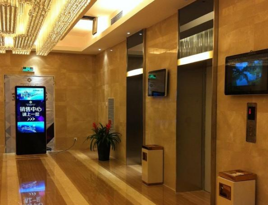 电梯广告机