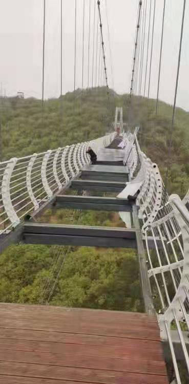 5·7琵岩山风景区玻璃栈道碎裂事故
