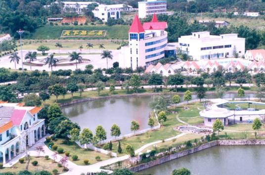 温泉度假村（多种功能一体的综合性场所）