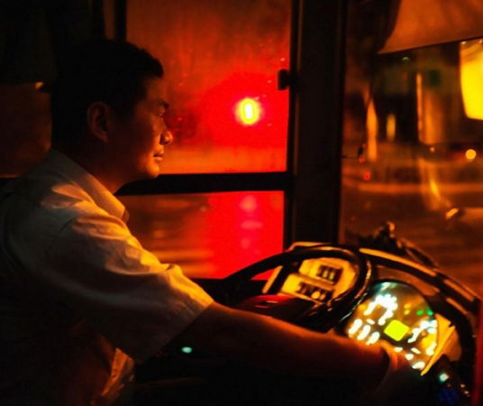 夜班（晚上进行工作）