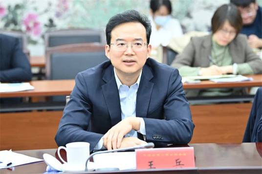 王兵（中国建设银行党委委员、副行长、董事会秘书）