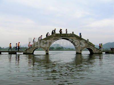 石桥（石料建造的桥梁）