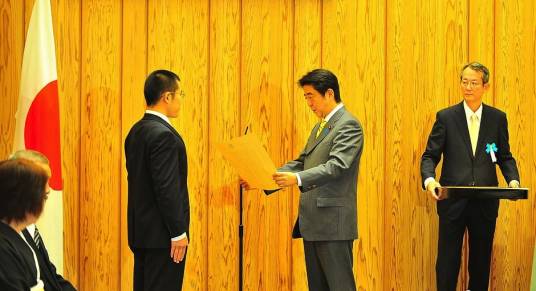 11·13日本首相向救人中国留学生颁发感谢信