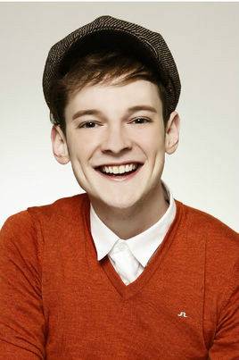 左右（1990年2月13日出生于美利坚合众国内布拉斯加州的美国男演员）