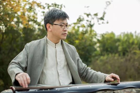 纪志群（新加坡男琴家）