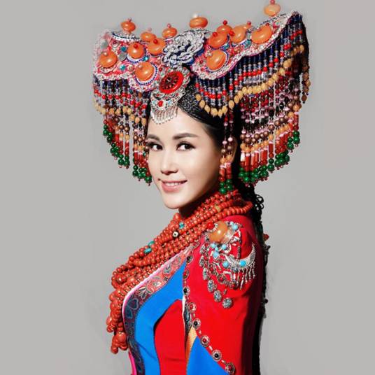 索朗旺姆（中国内地女歌唱家，中央军委政治工作部歌舞团国家一级演员）