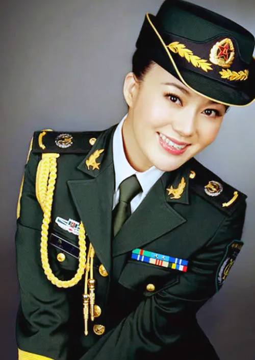 郭玲（总政歌舞团女高音，主持人）